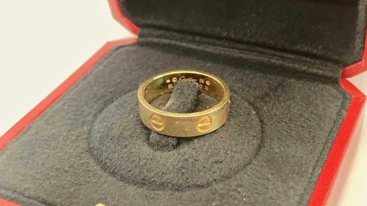 Goldener Cartier Ring in roter Schatulle. Achten Sie auf Details, um ein Cartier Armband Fake erkennen zu können.