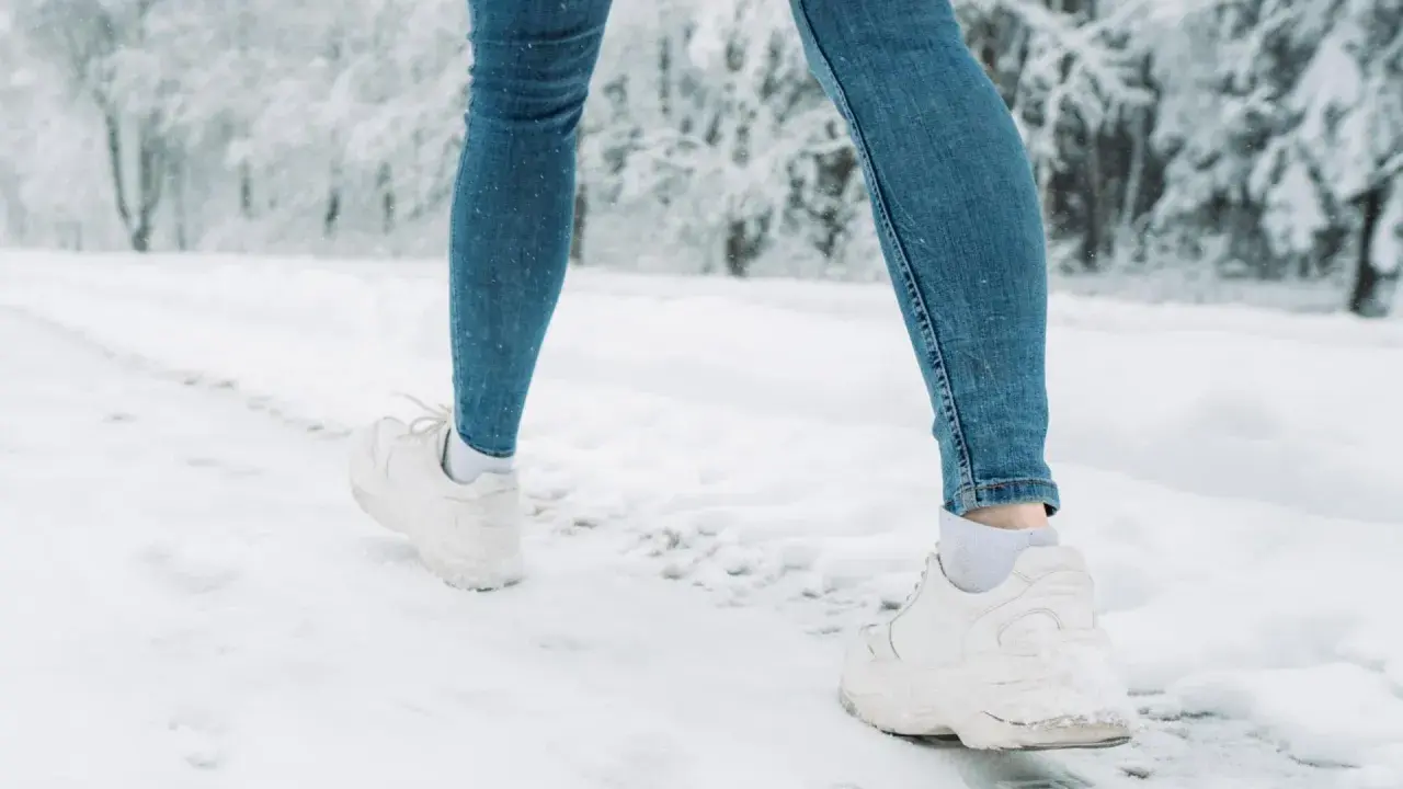 Schneebedeckte Wege erfordern sicheres Schuhwerk. Mit diesen Hausmitteln können Sie Ihre Schuhe rutschfest machen und sicher durch den Winter spazieren.