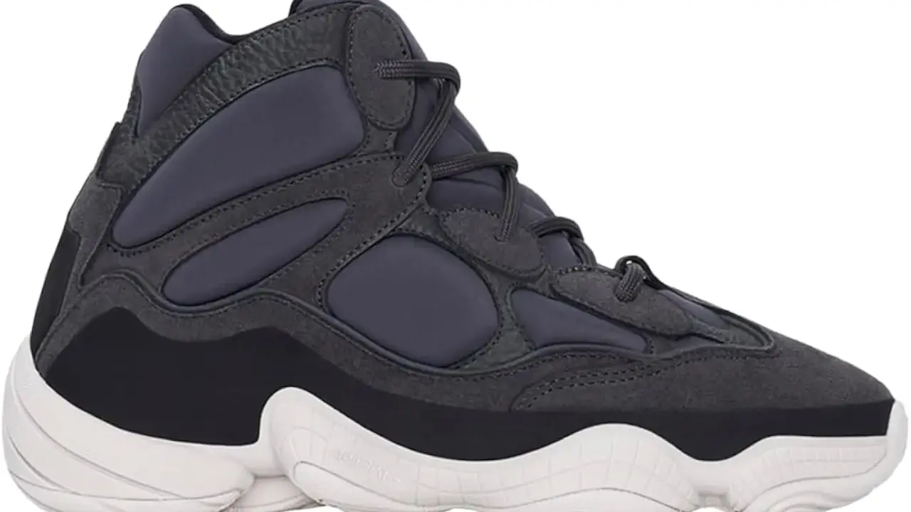 Grauer Yeezy 500 High Sneaker mit auffälliger Sohle. Bei der Yeezy 500 Sizing ist Vorsicht geboten.