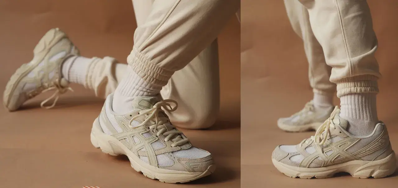 Beige Sneaker kombinieren: Ein lässiger Look mit cremefarbenen Jogginghosen und weißen Socken.