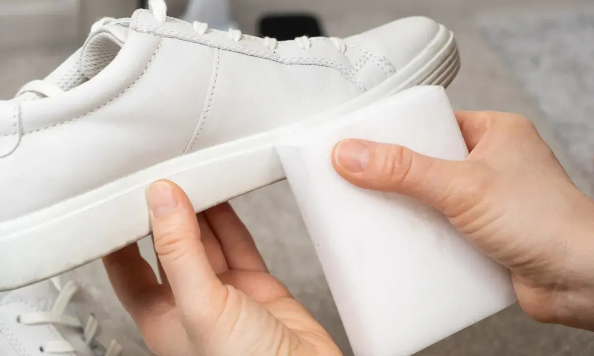 Weiße Sneaker reinigen: Mit einem magischen Radiergummi werden Flecken auf der Sohle mühelos entfernt.