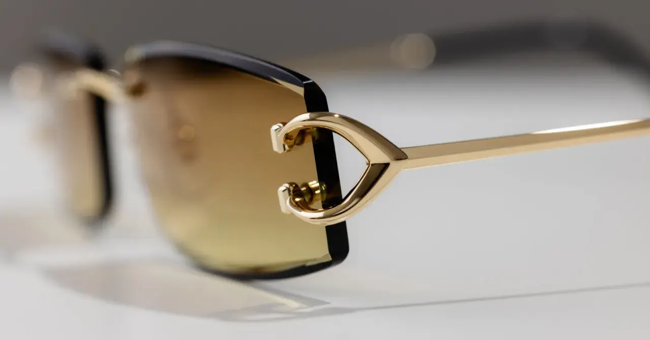 Elegante goldene Sonnenbrille mit braunen Gläsern. Ein Detail zeigt das C-förmige Design, das für einen Cartier serial number check relevant sein könnte.