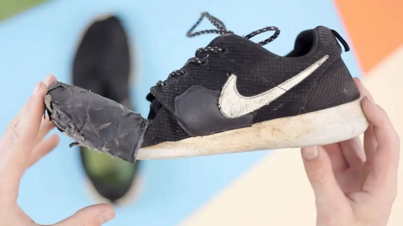 Zerfallender Nike-Schuh, Made in Vietnam. Original oder Fälschung? Die Sohle löst sich ab.