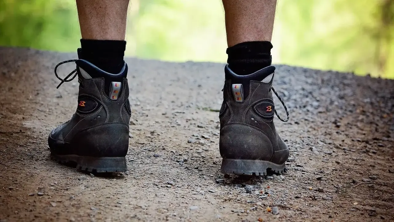 Robuste Wanderschuhe auf einem Schotterweg, bereit für jedes Abenteuer. Diese schuhe die lange halten, sind ein treuer Begleiter.