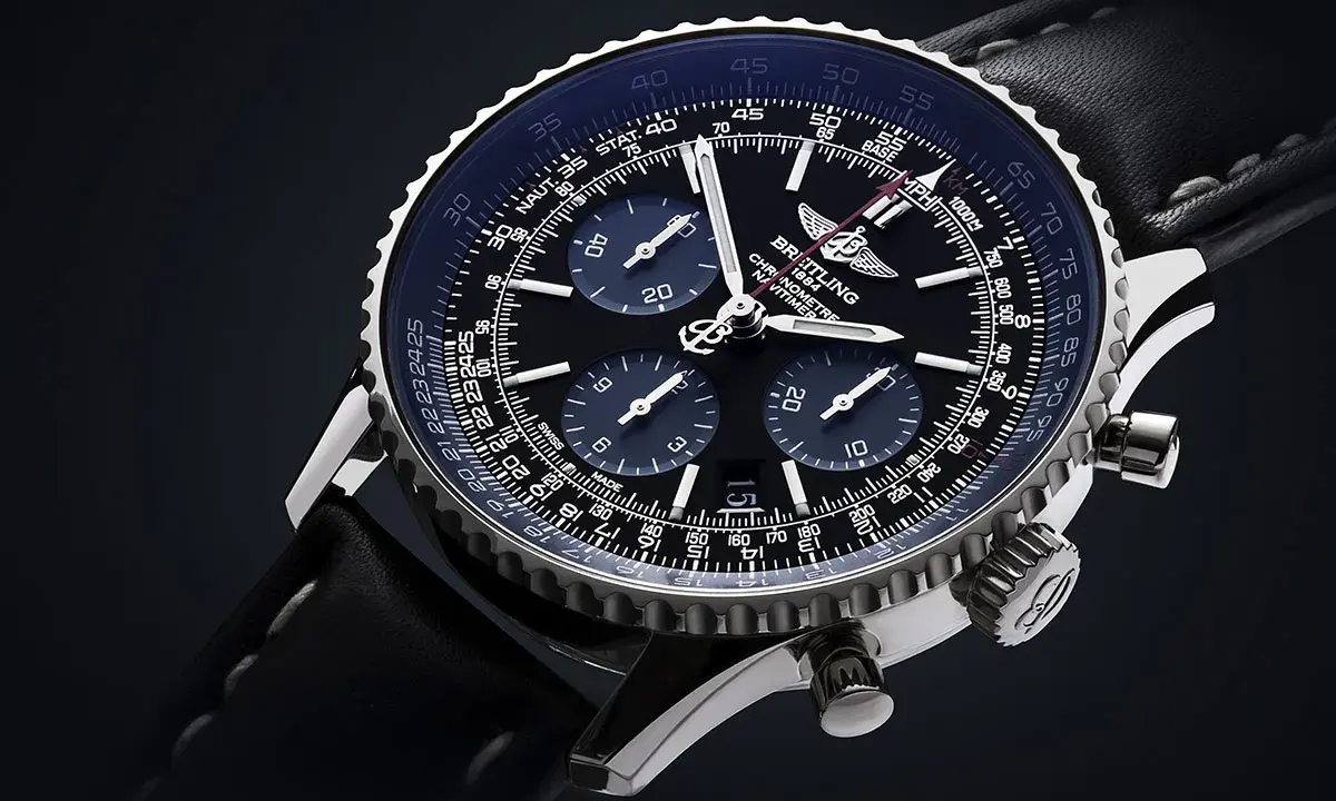 Breitling Navitimer mit schwarzem Zifferblatt und Lederarmband. Ein Detailvergleich zwischen Breitling Replica vs Real ist hier gut erkennbar.