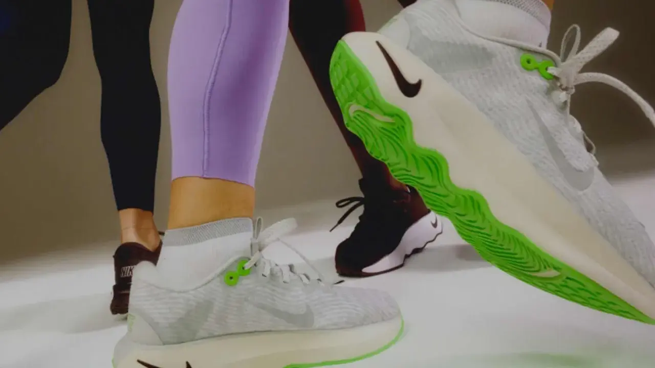 Sportliche Beine in Leggings und Sneakern. Ein Schuh mit leuchtend grüner Sohle zeigt, wie man Schuhe recyceln kann.
