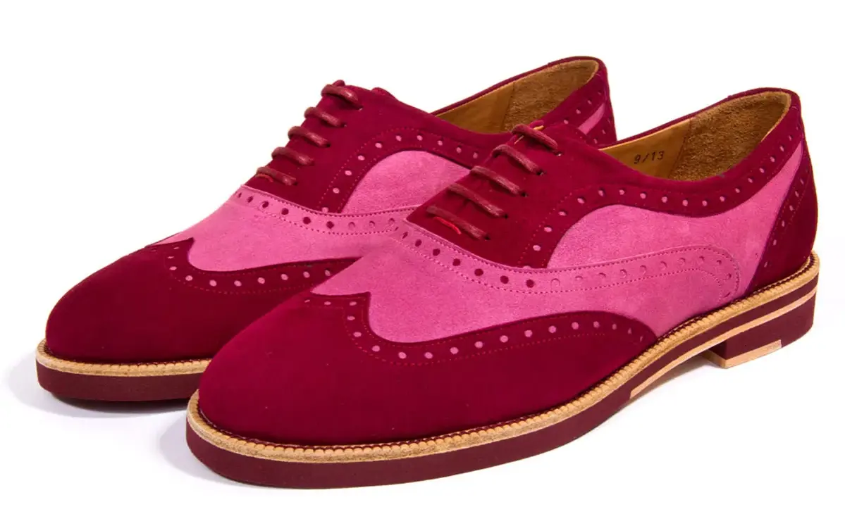 Zwei zweifarbige Schnürschuhe in Rot und Pink mit Lochmuster. Wie nennt man Schuhe mit Lochmuster? Brogues!