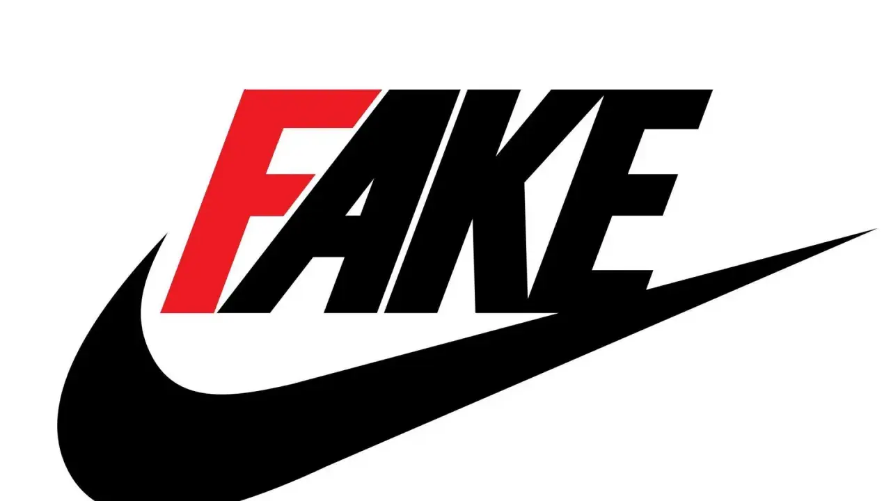 Nike-Logo mit dem Wort "FAKE" in Rot und Schwarz. Ein Hinweis auf gefälschte Jordan 1 Sneaker.