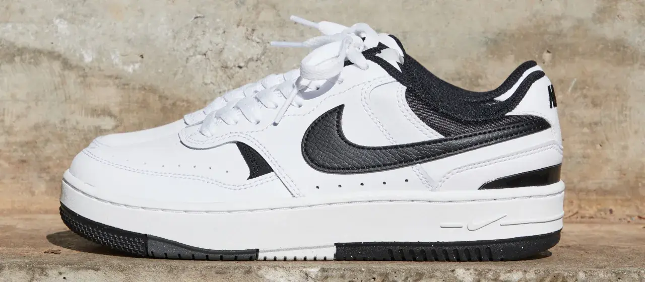 Weiße Nike Sneaker mit schwarzen Akzenten, ein stylischer Nachfolger des Nike Juvenate, perfekt für den Alltag.
