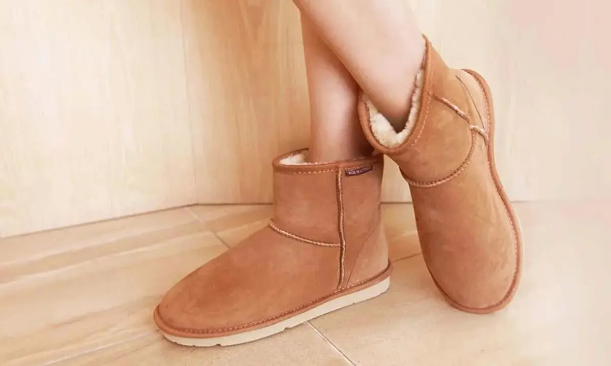 Beige UGG original test Stiefel mit Lammfellfutter, die Füße warm halten.
