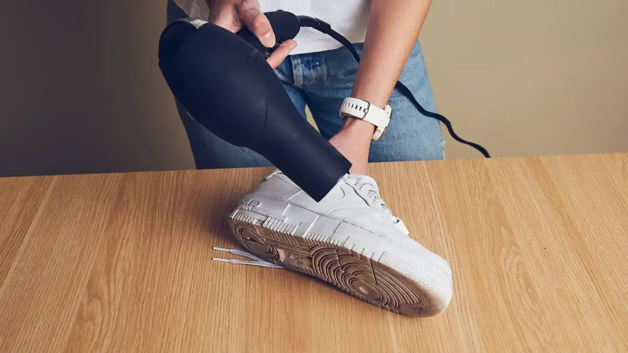 Mit einem Föhn Falten aus Lederschuhen entfernen. So werden deine Sneaker wieder wie neu.