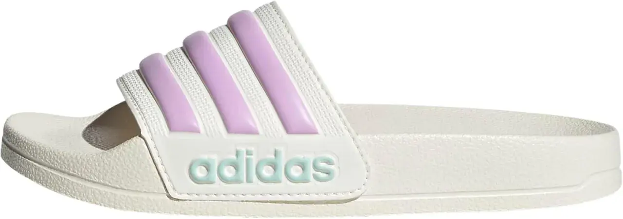 Weiße Adiletten mit hellvioletten Streifen und mintgrünem Adidas-Logo. Kleine Unterschiede in der Textur machen sie einzigartig.