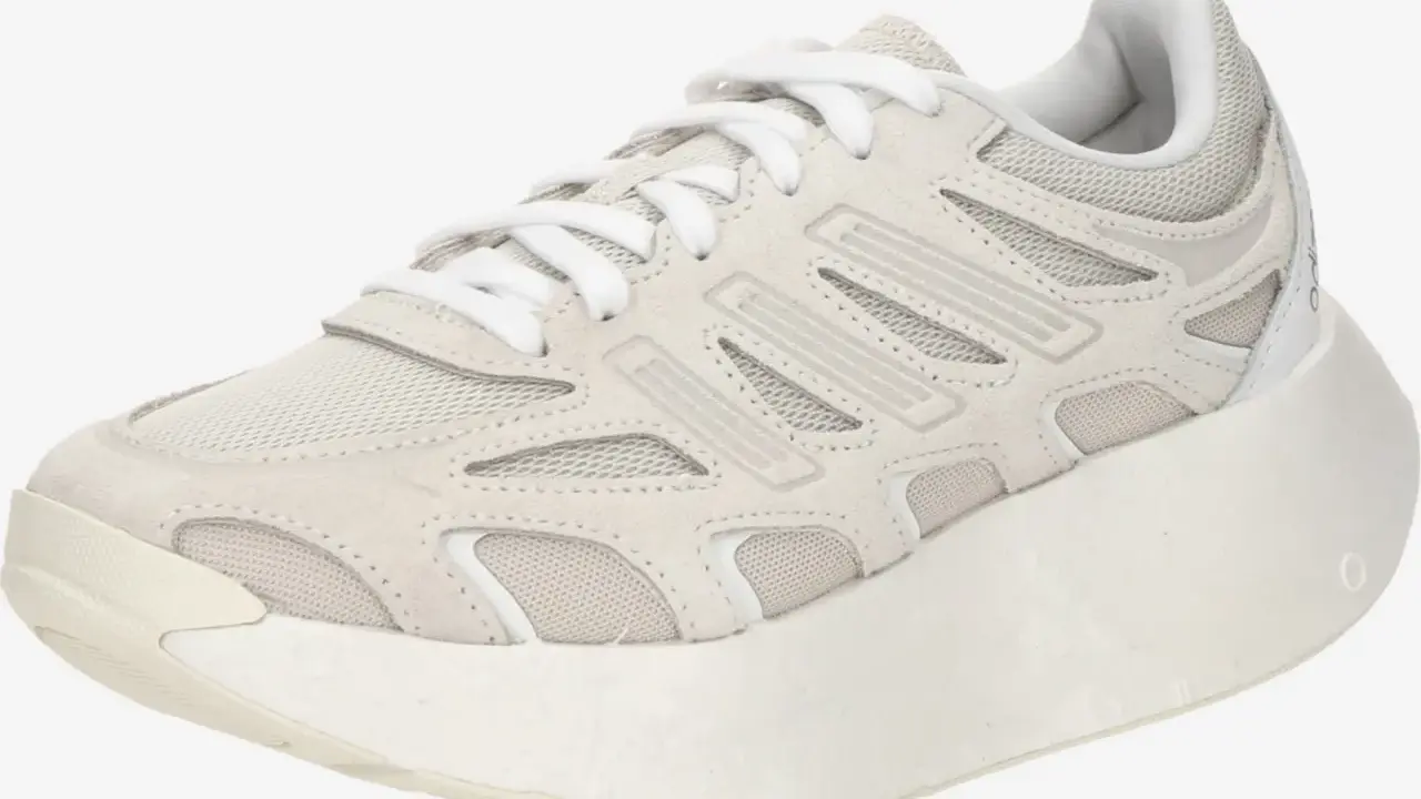 Ein heller, moderner adizero aruku Sneaker mit auffälliger, dicker Sohle und atmungsaktivem Mesh-Obermaterial.