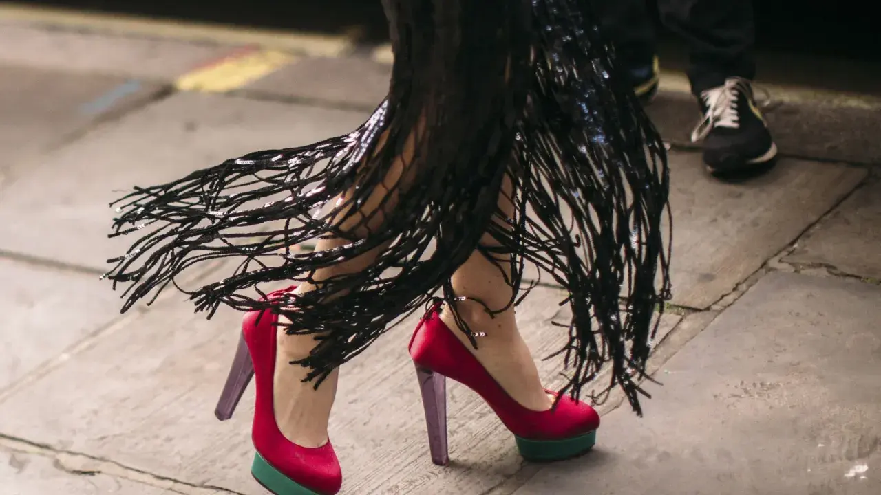 Bunte High Heels mit Plateau und Fransenkleid – ein Statement für verschiedene High Heels Arten.