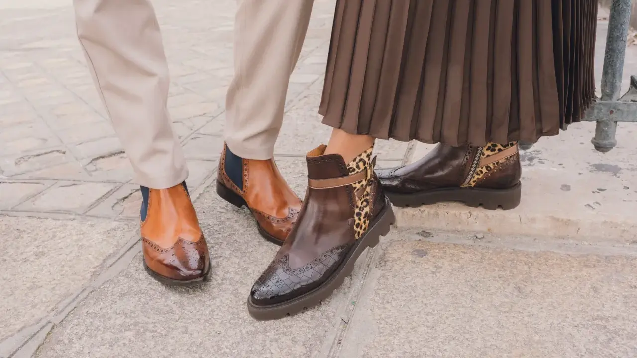 Zwei Paar elegante Schuhe: braune Budapester mit Flügelspitzen und Chelsea-Boots mit Leopardenmuster.