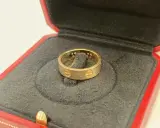 Goldener Cartier Ring in roter Schatulle. Achten Sie auf Details, um ein Cartier Armband Fake erkennen zu können.