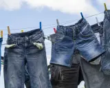 Jeans trocknen an der Wäscheleine. Ein ideales Jeans waschen programm sorgt für frische Kleidung.