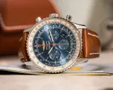 Breitling B13048 Navitimer mit blauem Zifferblatt und braunem Lederarmband. Ein echter Klassiker, der die Zeit überdauert.
