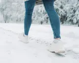Schneebedeckte Wege erfordern sicheres Schuhwerk. Mit diesen Hausmitteln können Sie Ihre Schuhe rutschfest machen und sicher durch den Winter spazieren.