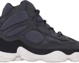 Grauer Yeezy 500 High Sneaker mit auffälliger Sohle. Bei der Yeezy 500 Sizing ist Vorsicht geboten.