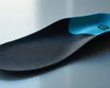 Eine orthopädische Einlage aus Gummi oder Kunststoff, die für Komfort und Halt sorgt.
