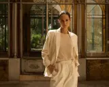 Eine Frau in einem beigen Blazer und passender Hose, die zeigt, wie man einen blazer beige kombinieren kann.