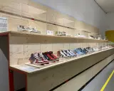 Ausstellung von Air Jordan Sneakern in einem modernen Sneaker Zimmer. Verschiedene Modelle sind auf Holzregalen hinter Glas ausgestellt.