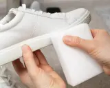 Weiße Sneaker reinigen: Mit einem magischen Radiergummi werden Flecken auf der Sohle mühelos entfernt.