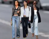 Drei Frauen zeigen, wie man bootcut jeans kombinieren kann: mit Streifen-Top und Blazer, weißer Jacke oder schwarzem Blazer.
