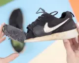 Zerfallender Nike-Schuh, Made in Vietnam. Original oder Fälschung? Die Sohle löst sich ab.