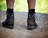 Robuste Wanderschuhe auf einem Schotterweg, bereit für jedes Abenteuer. Diese schuhe die lange halten, sind ein treuer Begleiter.