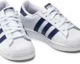 Weiße Adidas Superstar Sneaker mit dunkelblauen Streifen, made in Indonesia.