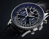 Breitling Navitimer mit schwarzem Zifferblatt und Lederarmband. Ein Detailvergleich zwischen Breitling Replica vs Real ist hier gut erkennbar.