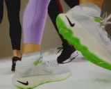 Sportliche Beine in Leggings und Sneakern. Ein Schuh mit leuchtend grüner Sohle zeigt, wie man Schuhe recyceln kann.