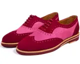 Zwei zweifarbige Schnürschuhe in Rot und Pink mit Lochmuster. Wie nennt man Schuhe mit Lochmuster? Brogues!