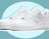 Zwei weiße Sneaker, die wie ein fake Nike Logo aussehen, mit Schnürsenkeln und dem Schriftzug "AIR" an der Sohle.