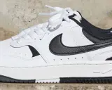 Weiße Nike Sneaker mit schwarzen Akzenten, ein stylischer Nachfolger des Nike Juvenate, perfekt für den Alltag.
