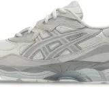 Asics Gel NYC Damen Sneaker in hellem Grau. Ein stylischer Schuh für jeden Tag.