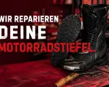 Schwarze Motorradstiefel auf rotem Tisch, bereit für die stiefel reparatur. Werkzeuge liegen daneben. "Wir reparieren deine Motorradstiefel.