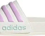 Weiße Adiletten mit hellvioletten Streifen und mintgrünem Adidas-Logo. Kleine Unterschiede in der Textur machen sie einzigartig.