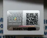 Moncler-Code-Etikett mit QR-Code und Seriennummer.