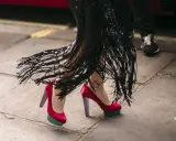 Bunte High Heels mit Plateau und Fransenkleid – ein Statement für verschiedene High Heels Arten.