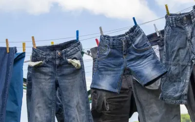 Jeans trocknen an der Wäscheleine. Ein ideales Jeans waschen programm sorgt für frische Kleidung.