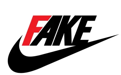 Nike-Logo mit dem Wort "FAKE" in Rot und Schwarz. Ein Hinweis auf gefälschte Jordan 1 Sneaker.