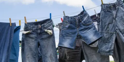Jeans trocknen an der Wäscheleine. Ein ideales Jeans waschen programm sorgt für frische Kleidung.