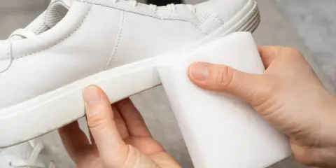 Weiße Sneaker reinigen: Mit einem magischen Radiergummi werden Flecken auf der Sohle mühelos entfernt.