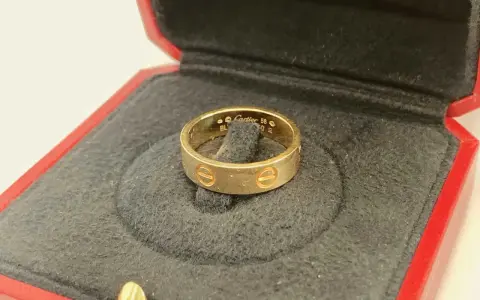 Goldener Cartier Ring in roter Schatulle. Achten Sie auf Details, um ein Cartier Armband Fake erkennen zu können.