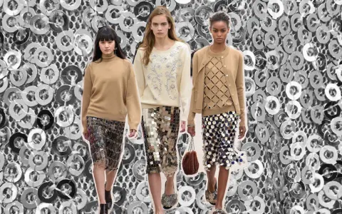 Drei Models präsentieren verschiedene Wege, einen pailletten rock zu kombinieren: mit Strickpullover, Cardigan oder einem schlichten Rollkragen.