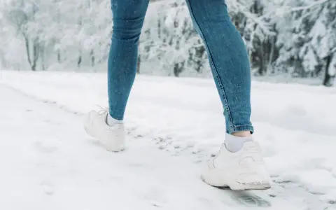 Schneebedeckte Wege erfordern sicheres Schuhwerk. Mit diesen Hausmitteln können Sie Ihre Schuhe rutschfest machen und sicher durch den Winter spazieren.