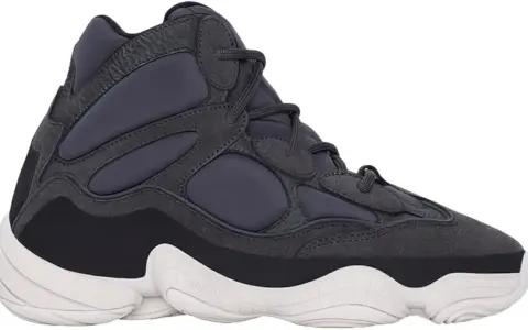 Grauer Yeezy 500 High Sneaker mit auffälliger Sohle. Bei der Yeezy 500 Sizing ist Vorsicht geboten.